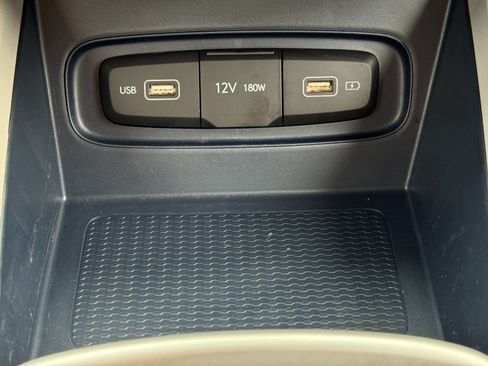 Used 2022 Hyundai Venue Limited FWD image 27