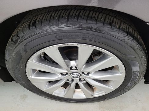 Used 2017 Toyota Camry XLE FWD image 31