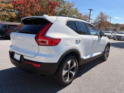 Certified 2026 Volvo XC40 B4 Plus w/ Climate Package FWD image 9