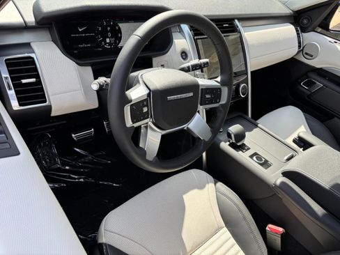 Certified 2025 Land Rover Discovery Dynamic SE image 21