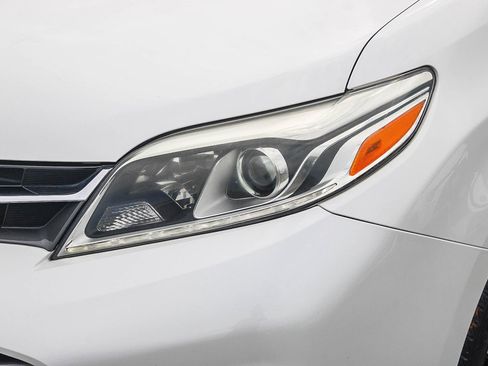 Used 2020 Toyota Sienna Limited Premium w/ Carpet Mat Package FWD image 5