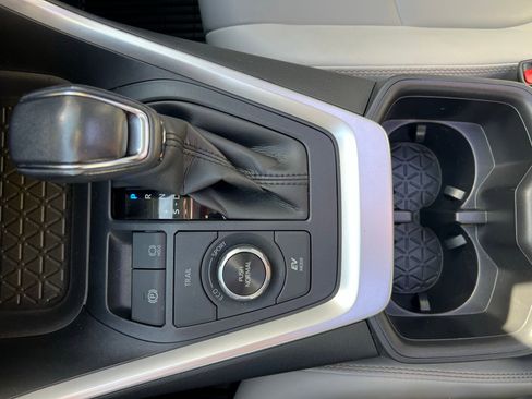 Used 2022 Toyota RAV4 XLE Premium image 38