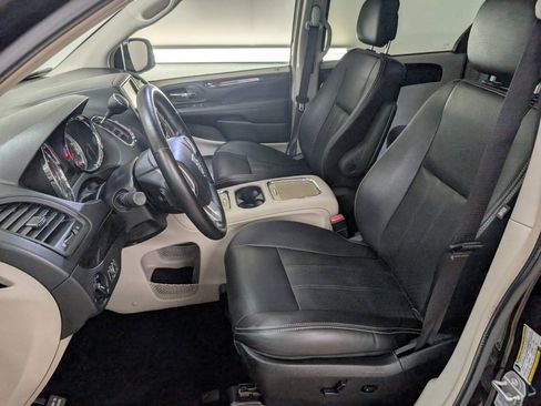 Used 2017 Dodge Grand Caravan Crew FWD image 6