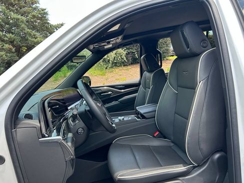 Used 2024 Cadillac Escalade ESV Sport w/ LPO, ONYX Package AWD/4WD image 38