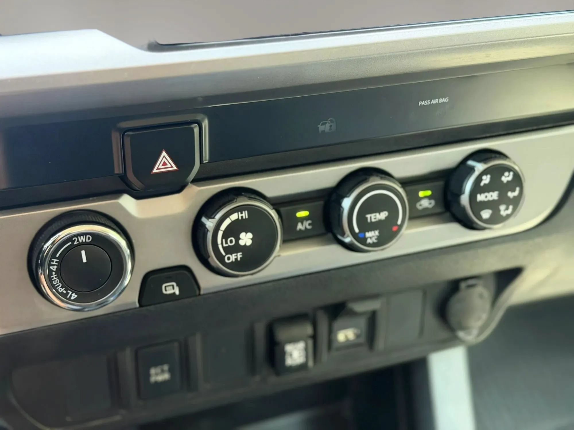Used 2020 Toyota Tacoma SR5 AWD/4WD image 28
