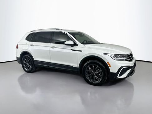 Certified 2023 Volkswagen Tiguan SE image 3
