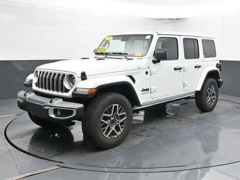 Used 2025 Jeep Wrangler Unlimited Sahara AWD/4WD image 7