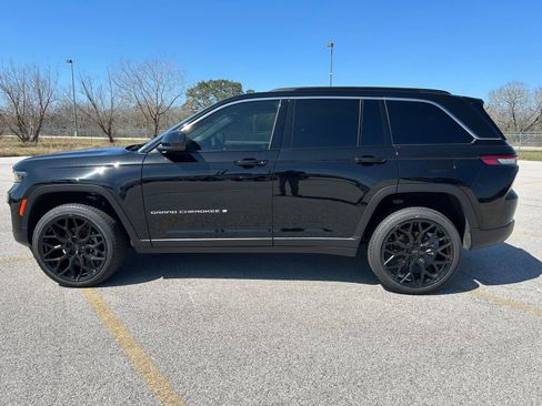 Used 2025 Jeep Grand Cherokee Laredo AWD/4WD image 2