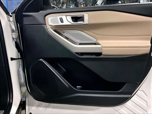 Used 2023 Ford Explorer Limited w/ Limited Technology Package image 12