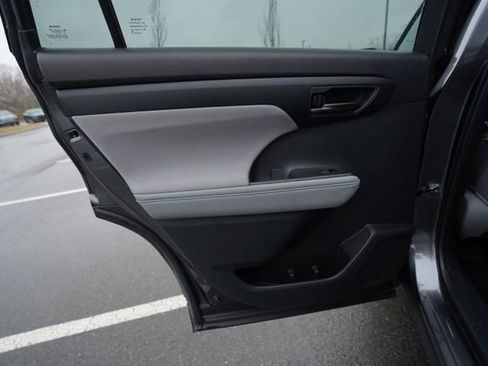 Used 2024 Toyota Highlander LE image 16