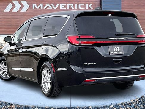 Used 2023 Chrysler Pacifica Touring-L image 4