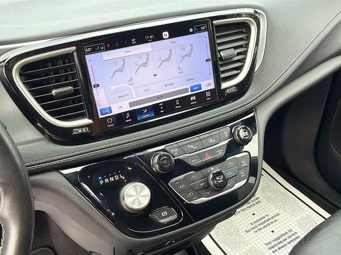 Used 2021 Chrysler Pacifica Touring-L w/ Uconnect Theater Family Group image 27