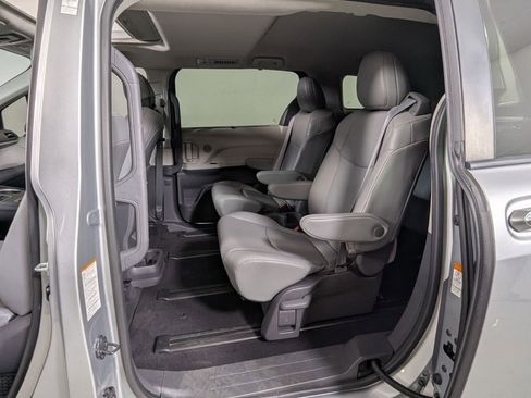 Used 2021 Toyota Sienna XLE FWD image 23