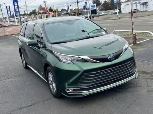 Used 2021 Toyota Sienna XLE image 7