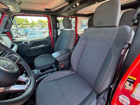 Used 2025 Jeep Wrangler Unlimited Sahara AWD/4WD image 36