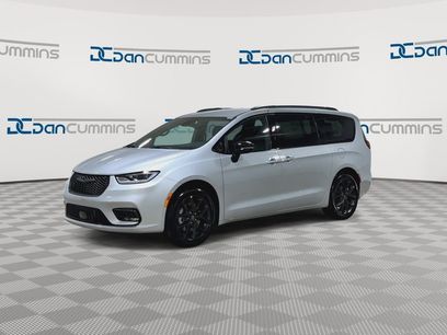 New 2026 Chrysler Pacifica Select w/ S Appearance Package