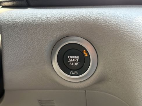 Used 2024 Chrysler Pacifica Touring-L FWD image 9