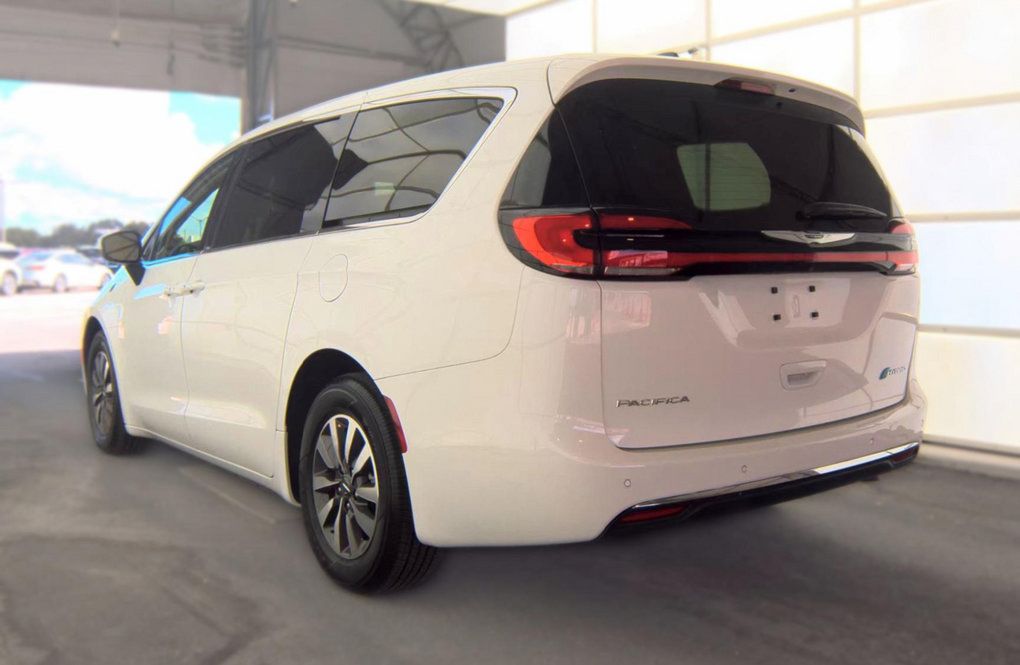 Used 2023 Chrysler Pacifica Touring-L FWD image 4