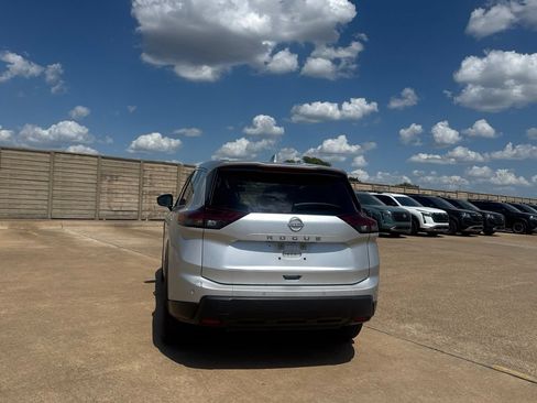 Certified 2025 Nissan Rogue SV FWD image 18