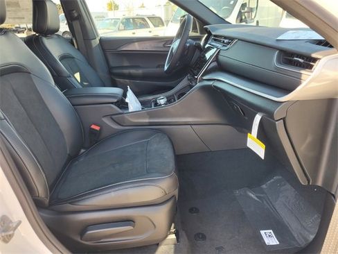 New 2025 Jeep Grand Cherokee Laredo image 15