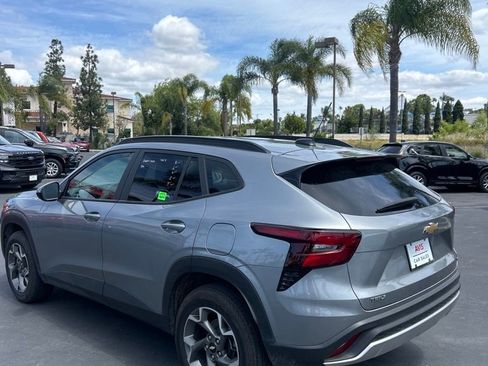 Used 2025 Chevrolet Trax LT w/ LT Convenience Package FWD image 7