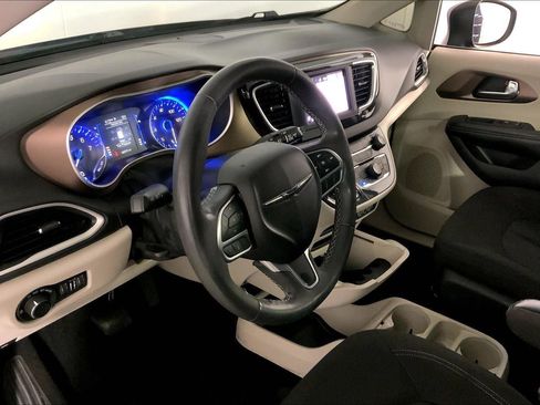 Used 2022 Chrysler Voyager LX FWD image 14
