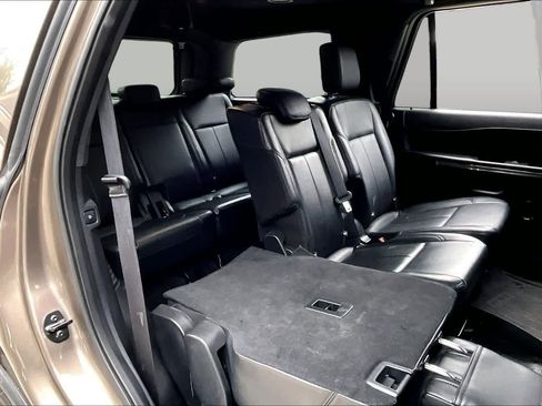 Used 2018 Ford Expedition XLT w/ Equipment Group 202A RWD image 17