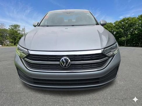 Used 2024 Volkswagen Jetta SE FWD image 3