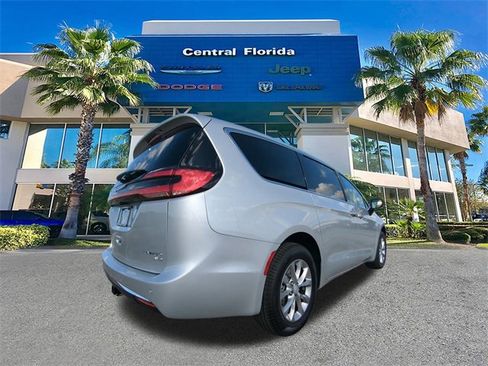 New 2026 Chrysler Pacifica Limited w/ Uconnect Theater Family Group image 5