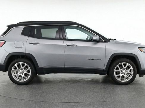Used 2025 Jeep Compass Limited image 8