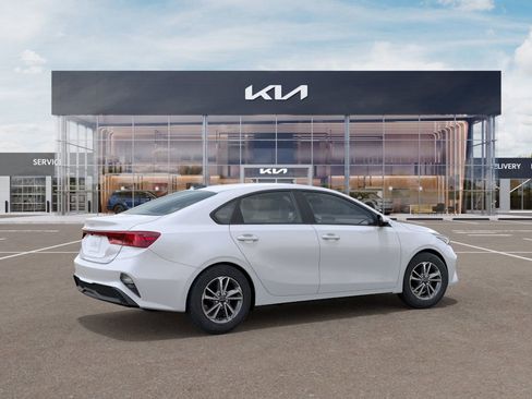 Used 2024 Kia Forte LXS w/ LXS Technology Package FWD image 8