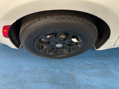 Used 2025 Chrysler Pacifica Select image 5