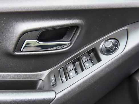 Used 2022 Chevrolet Trax LS w/ Tint and Cruise Package image 15