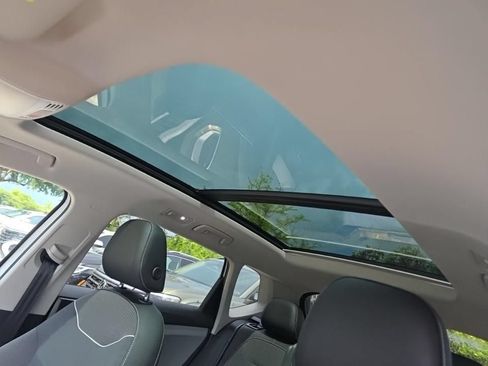 Used 2023 Volkswagen Taos SE w/ Panoramic Sunroof Package FWD image 10