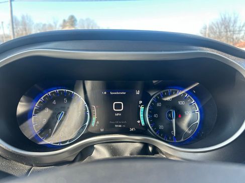 Used 2024 Chrysler Pacifica Touring-L image 21