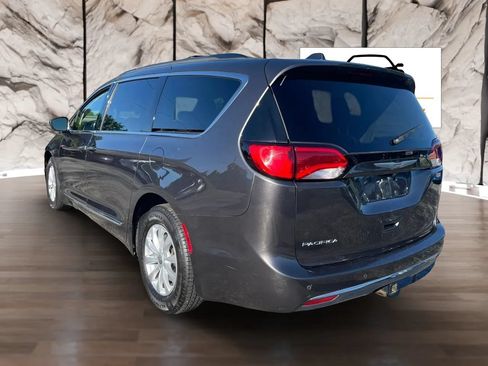 Used 2017 Chrysler Pacifica Touring-L FWD image 9