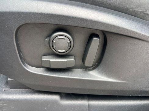 Used 2024 Land Rover Defender 110 X-Dynamic SE image 33