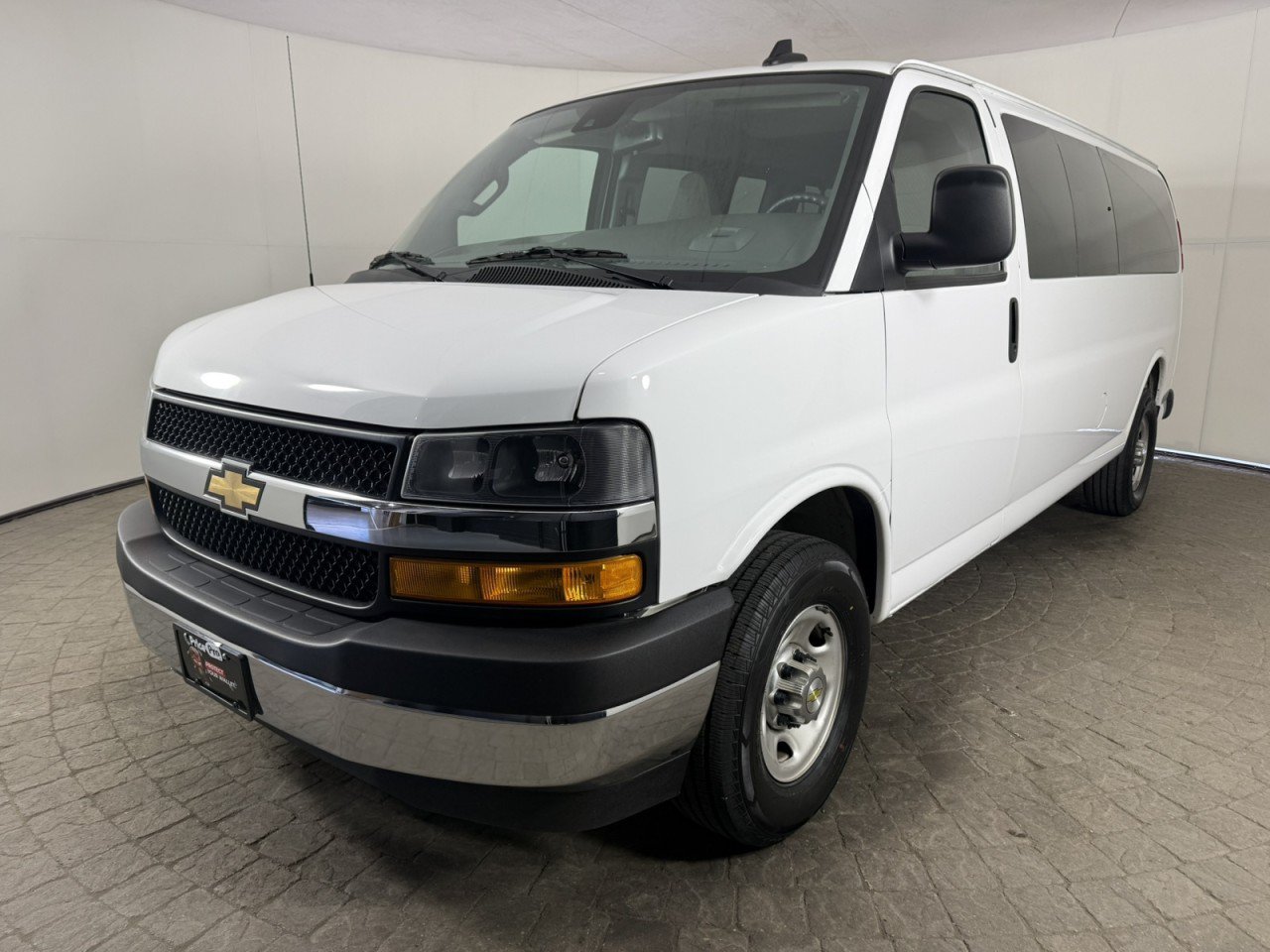 Used 2025 Chevrolet Express 3500 LT w/ LT Preferred Equipment Group RWD image 3
