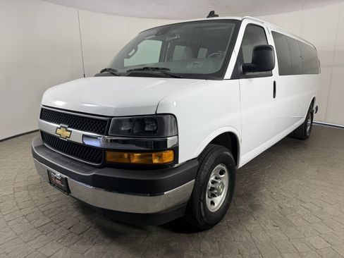 Used 2025 Chevrolet Express 3500 LT w/ LT Preferred Equipment Group RWD image 3