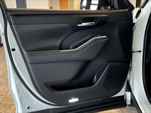 Used 2021 Toyota Highlander XLE image 22