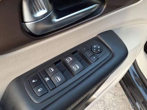 Used 2023 Chrysler Voyager LX FWD image 10