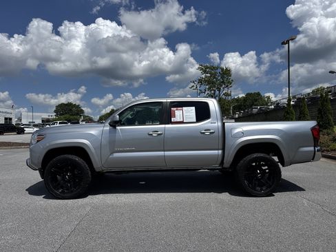 Used 2021 Toyota Tacoma SR5 w/ SR5 Appearance Package (SM) RWD image 7