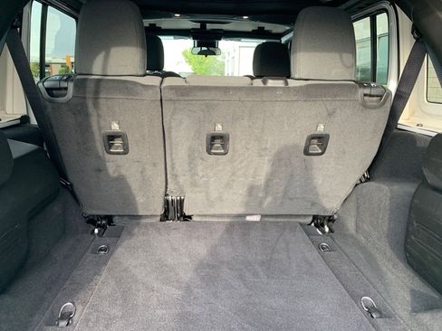 Used 2025 Jeep Wrangler Sahara image 30