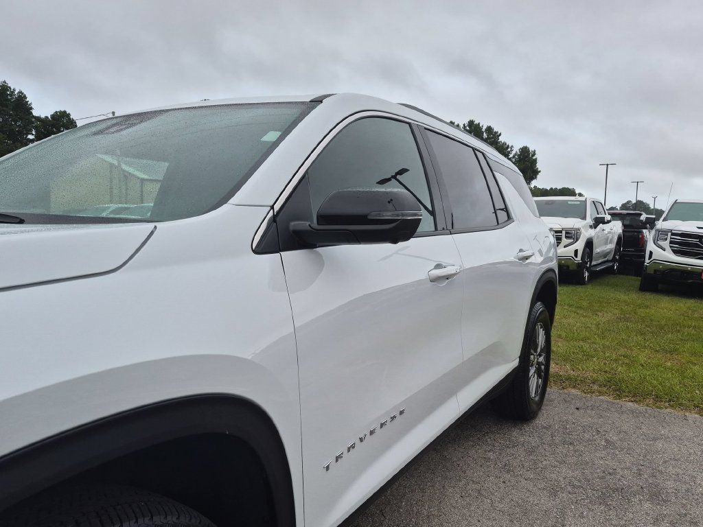 Used 2023 Chevrolet Traverse LS w/ Safety Package FWD image 4