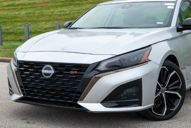 Used 2025 Nissan Altima 2.5 SR FWD image 2