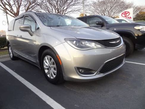 Used 2017 Chrysler Pacifica Touring-L image 3