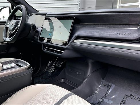 Used 2025 Rivian R1S Premium image 16