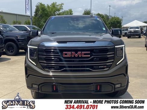 Used 2024 GMC Sierra 1500 AT4 w/ Technology Package AWD/4WD image 2