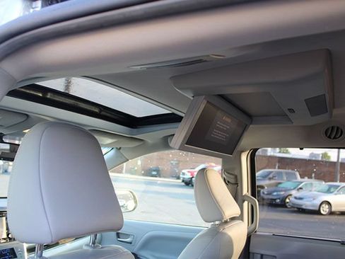 Used 2015 Toyota Sienna XLE Premium FWD image 9