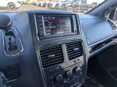 Used 2018 Dodge Grand Caravan SE image 19